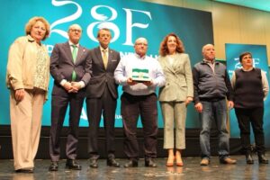 La Asociación Tomate Huevo Toro recibe la Bandera de Andalucía al Mérito Medioambiental